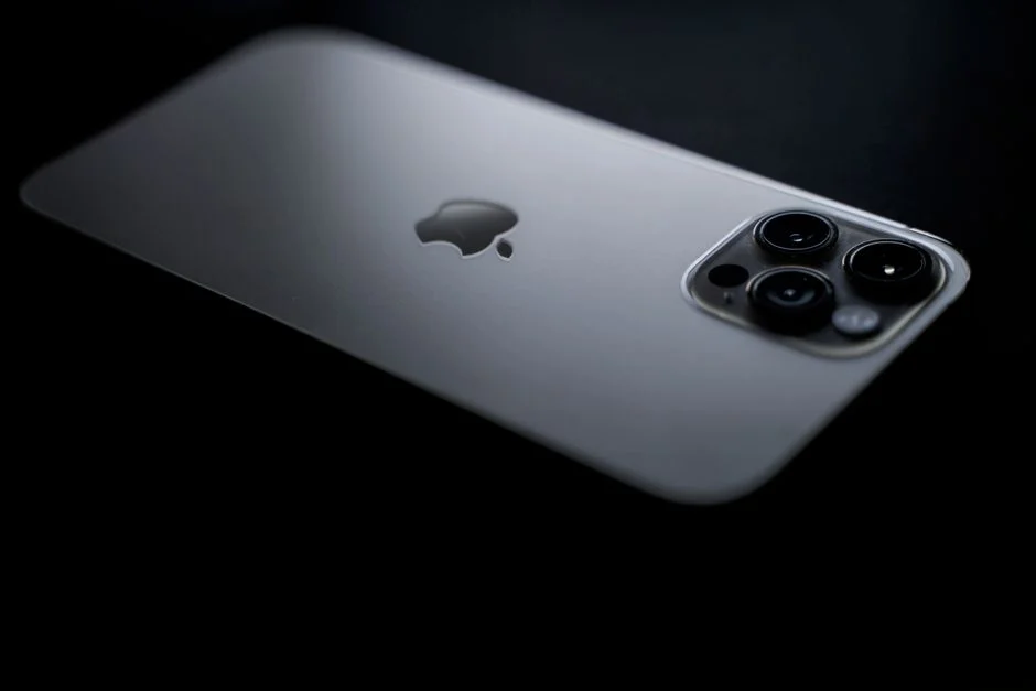 Бял Swarovski калъф за iPhone: светлината, която променя всичко