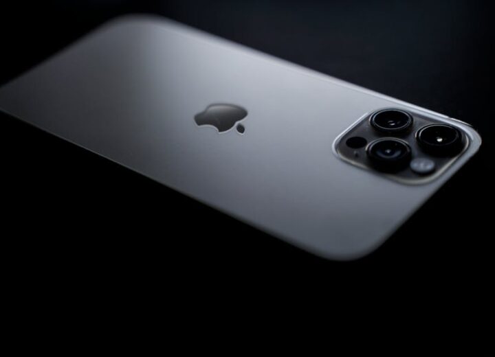 Персонализирани калъфи за iPhone: какво определя истинската стойност