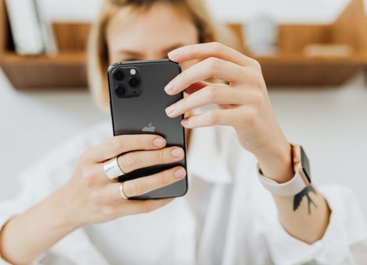 Swarovski калъфи за iPhone: реалността зад кристалите