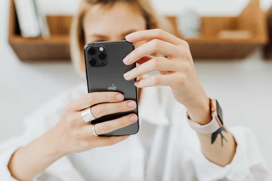 Swarovski калъфи за iPhone: реалността зад кристалите