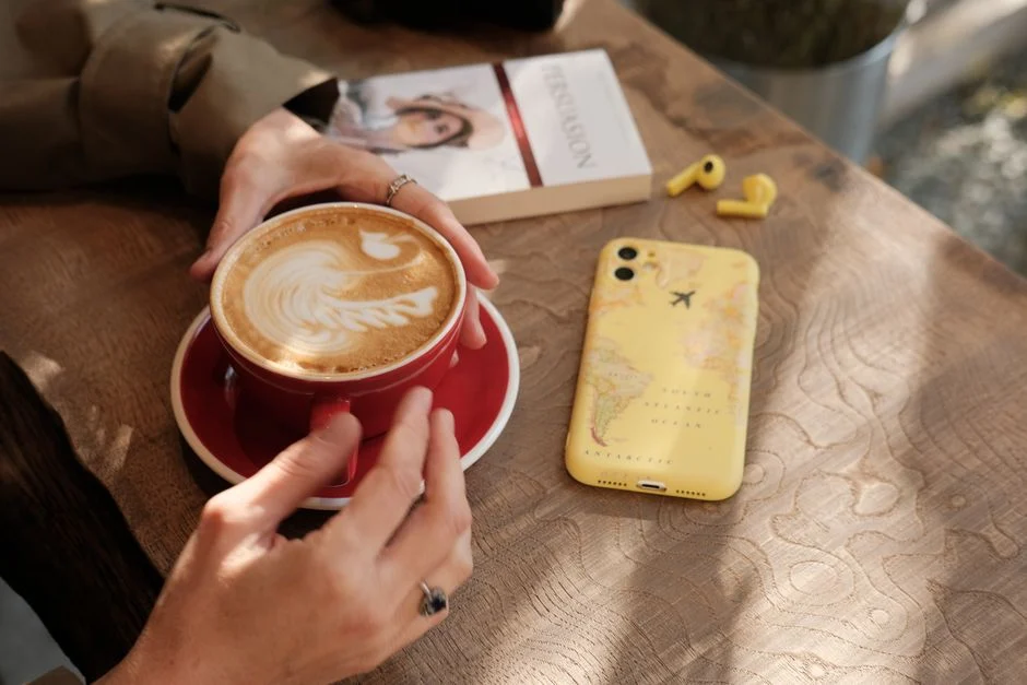 Apple silicone case за iPhone: как се държи хватката след месеци