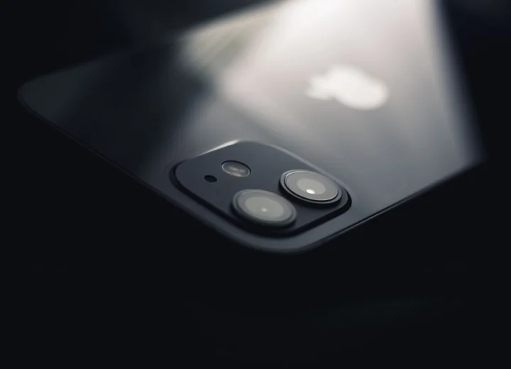 Калъф за iPhone с портфейл: кога има смисъл и как да избереш правилния