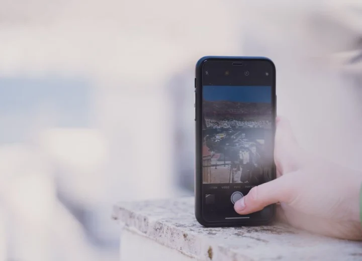 Оранжев iPhone калъф с кристали: струва ли си?